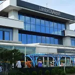 Premium Offers L Last-Minute Deal L Remigro Short Lets L 1 Bed Flat L Royal Docks L London City Airport & Excel L 2 Bed Apartment St Albans L Family Friendly L Near Bus Stop L City Centre L Book Today With Remigro