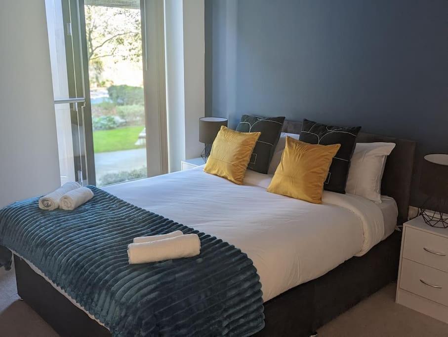 Premium Offers L Last-minute L Remigro Short Lets L 1 Bed Flat L Royal Docks L Airport & Excel L 2 Bed St Albans L Family Friendly L Near Bus Stop L Centre L Book Today With Remigro Appartamento