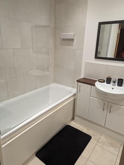 Premium Offers L Last-minute L Remigro Short Lets L 1 Bed Flat L Royal Docks L Airport & Excel L 2 Bed St Albans L Family Friendly L Near Bus Stop L Centre L Book Today With Remigro Londra