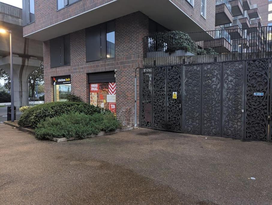 Premium Offers L Last-minute L Remigro Short Lets L 1 Bed Flat L Royal Docks L Airport & Excel L 2 Bed St Albans L Family Friendly L Near Bus Stop L Centre L Book Today With Remigro Appartamento