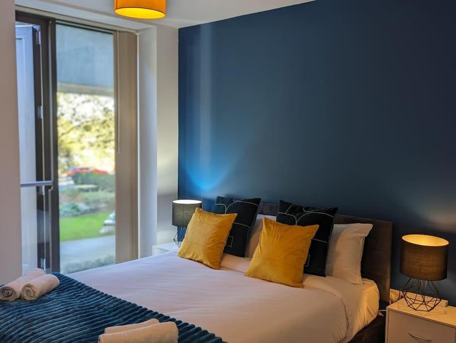 Premium Offers L Last-minute L Remigro Short Lets L 1 Bed Flat L Royal Docks L Airport & Excel L 2 Bed St Albans L Family Friendly L Near Bus Stop L Centre L Book Today With Remigro Apartment